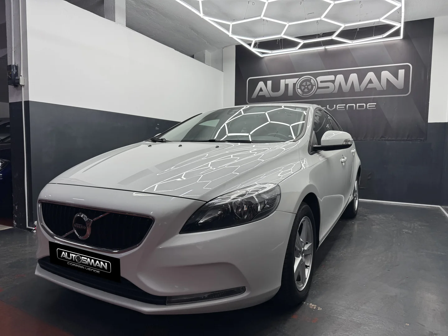 VOLVO V40  2.0 D2 Kinetic Auto 2017 Diésel Blanco - Vista lateral